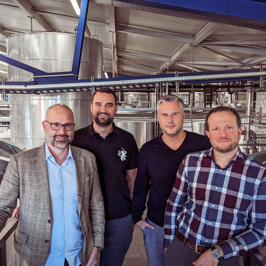 Gruppenbild der Pressemitteilung für Fleischersatz, der auf dem Chopfab Areal in Winterthur hergestellt wird