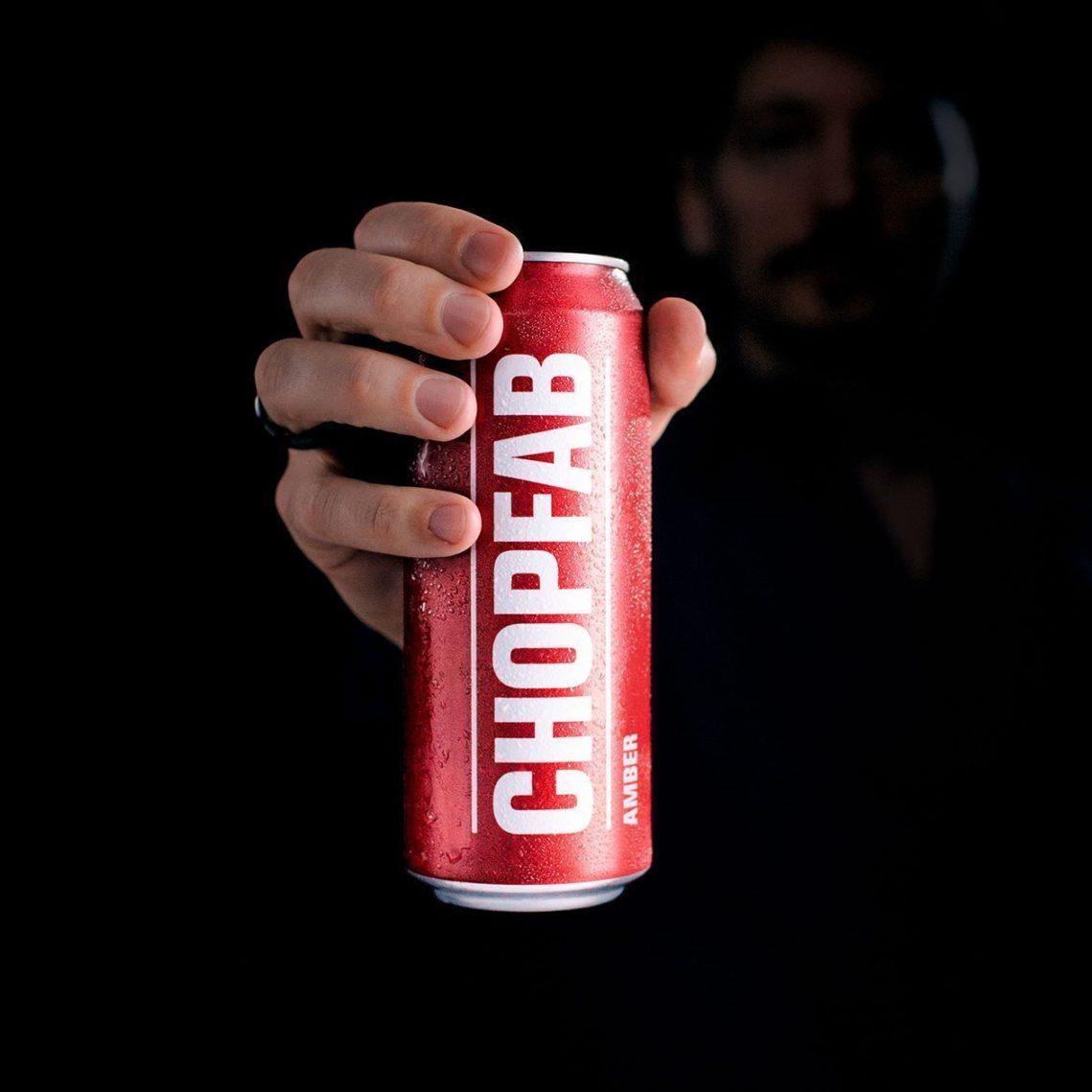 Chopfab Amber Dose, Posingbild, Flasche wir von Händen nach vorne gestreckt