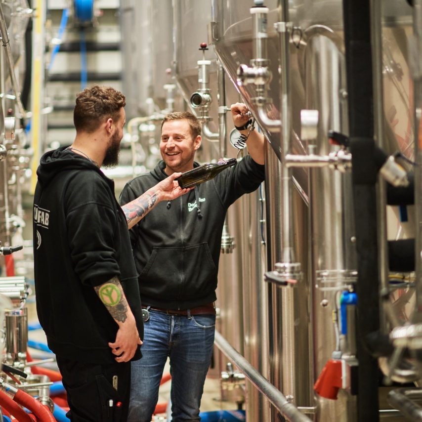 Braumeister Thomas Voggesser mit dem Lernenden Noah Peer im Lagerkeller der Brauerei Chopfab Boxer in Winterthur