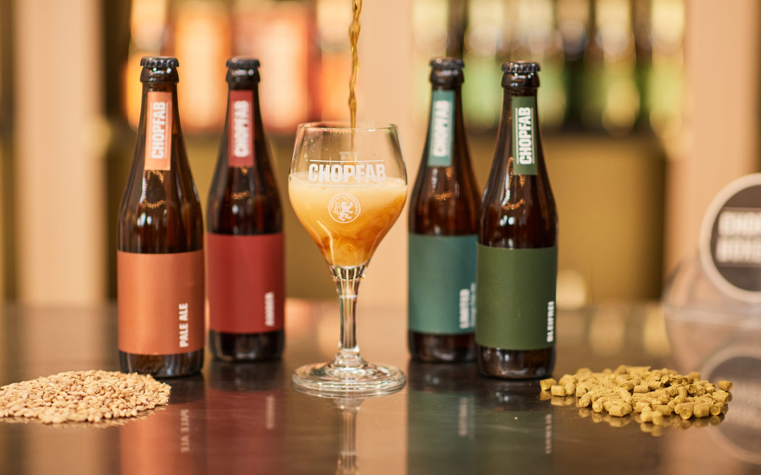 Diese vier Chopfab Biere – das Amber, das Orange Pale Ale, das Pale Ale sowie das alkoholfreie Bleifrei – sind im 6er-Pack à je 33cl in zahlreichen regionalen Coop-Supermärkten erhältlich.