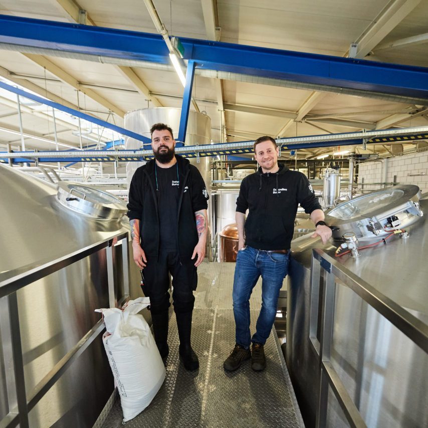 Braumeister Thomas Voggesser mit Lernendem Noah Peer im Sudhaus der Chopfab Brauerei