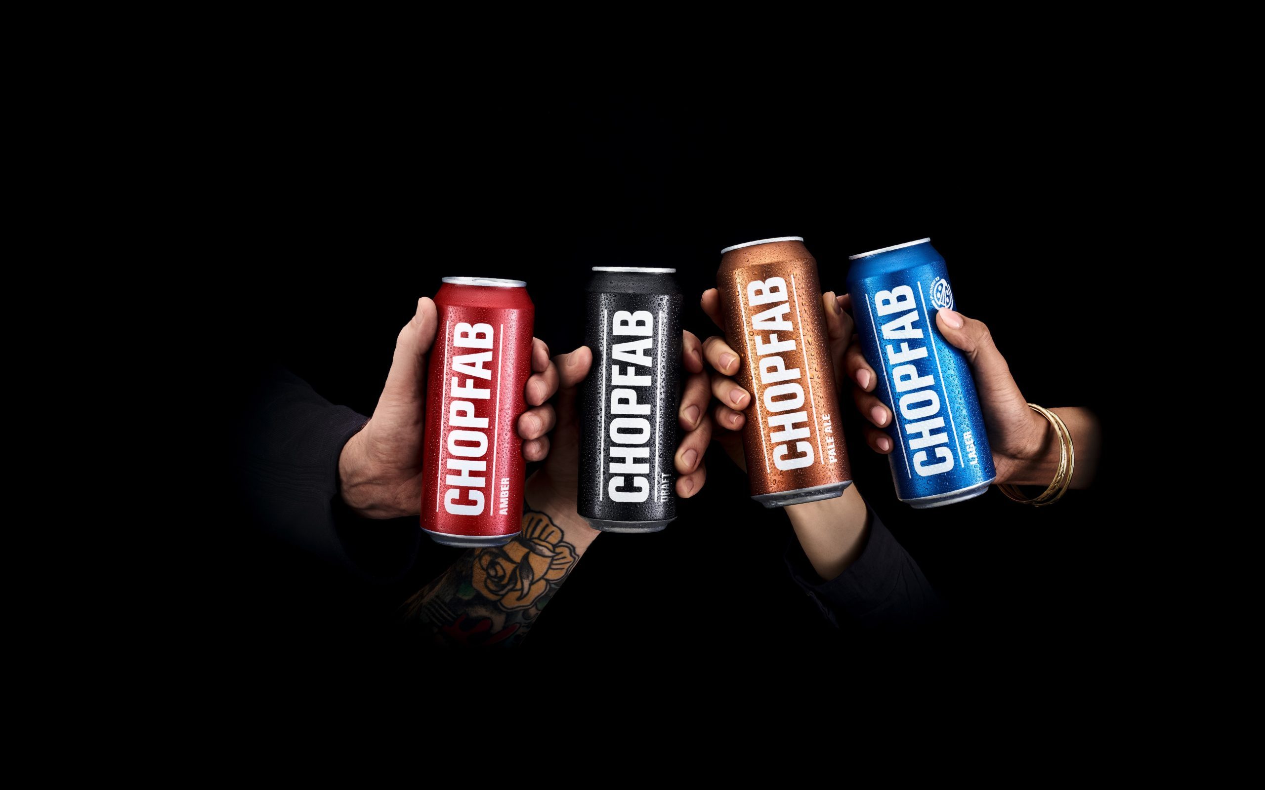 Stimmungsbild Chopfab Kampagne, alle vier Dosen Chopfab Amber, Chopfab Draft, Chopfab Pale Ale und Chopfab Lager IP-Suisse werden mit je einer Hand in die Höhe gestreckt