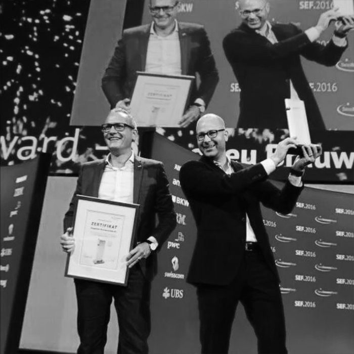 Chopfab Gründer Jörg Schönberg und Philip Bucher halten den SEF Preis vom 2016 hoch.