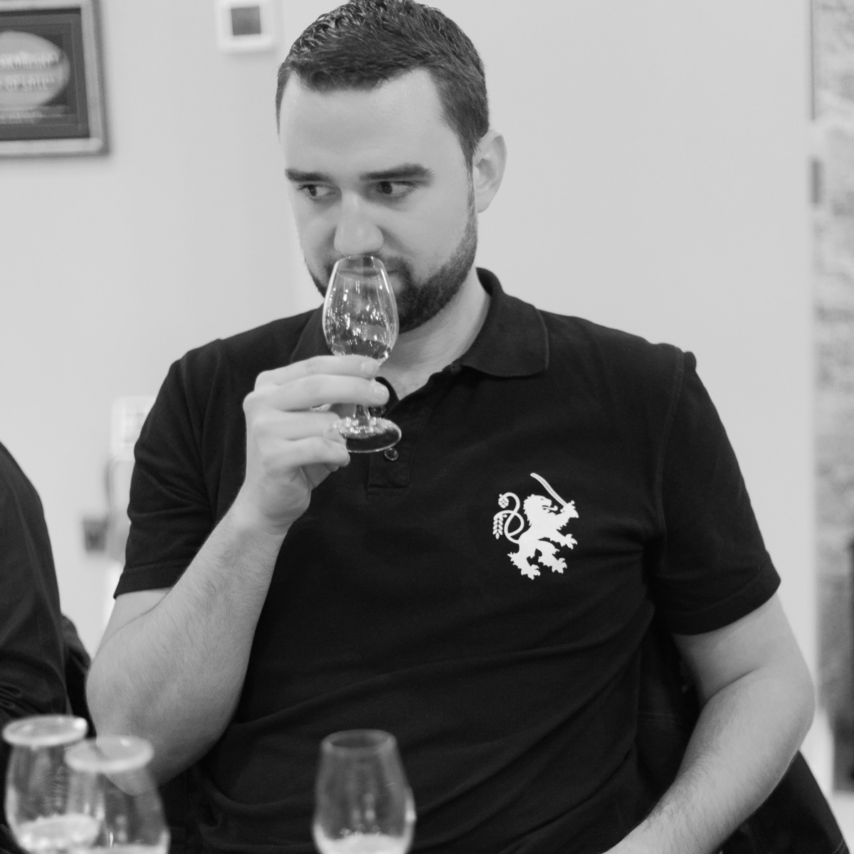 Braumeister Patrick Thomi degustiert Whisky