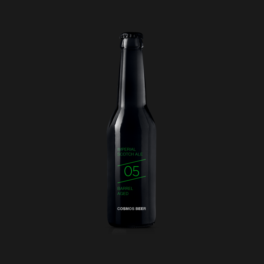 Cosmos Barrel Aged 05 in der schwarzen 33cl Flasche auf schwarzem Hintergrund